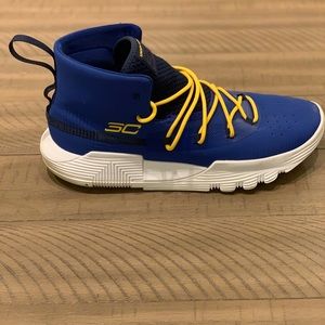 Men’s Under Armour sneakers with no wear and tear.